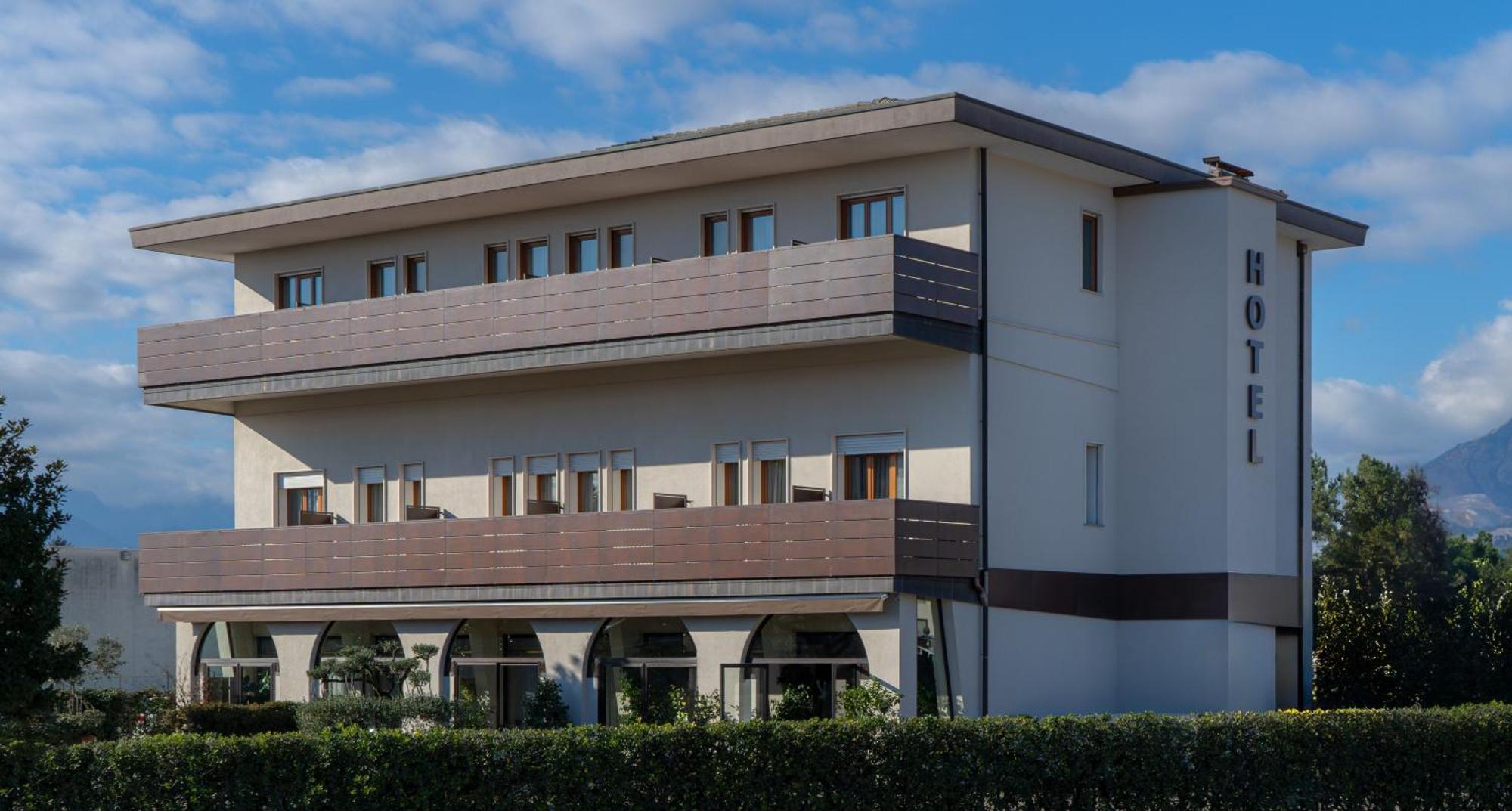 Hotel Belvedere Тьене Экстерьер фото